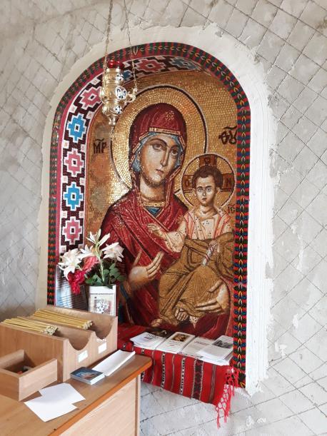 Maica Domnului - mozaic în pridvorul bisericii
