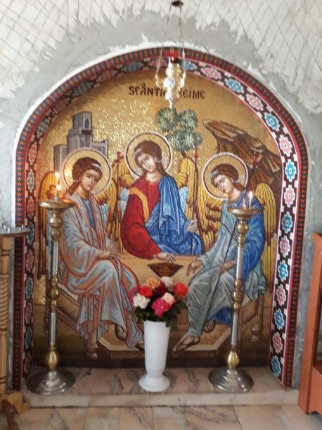 Sfânta Treime - mozaic în pridvorul bisericii