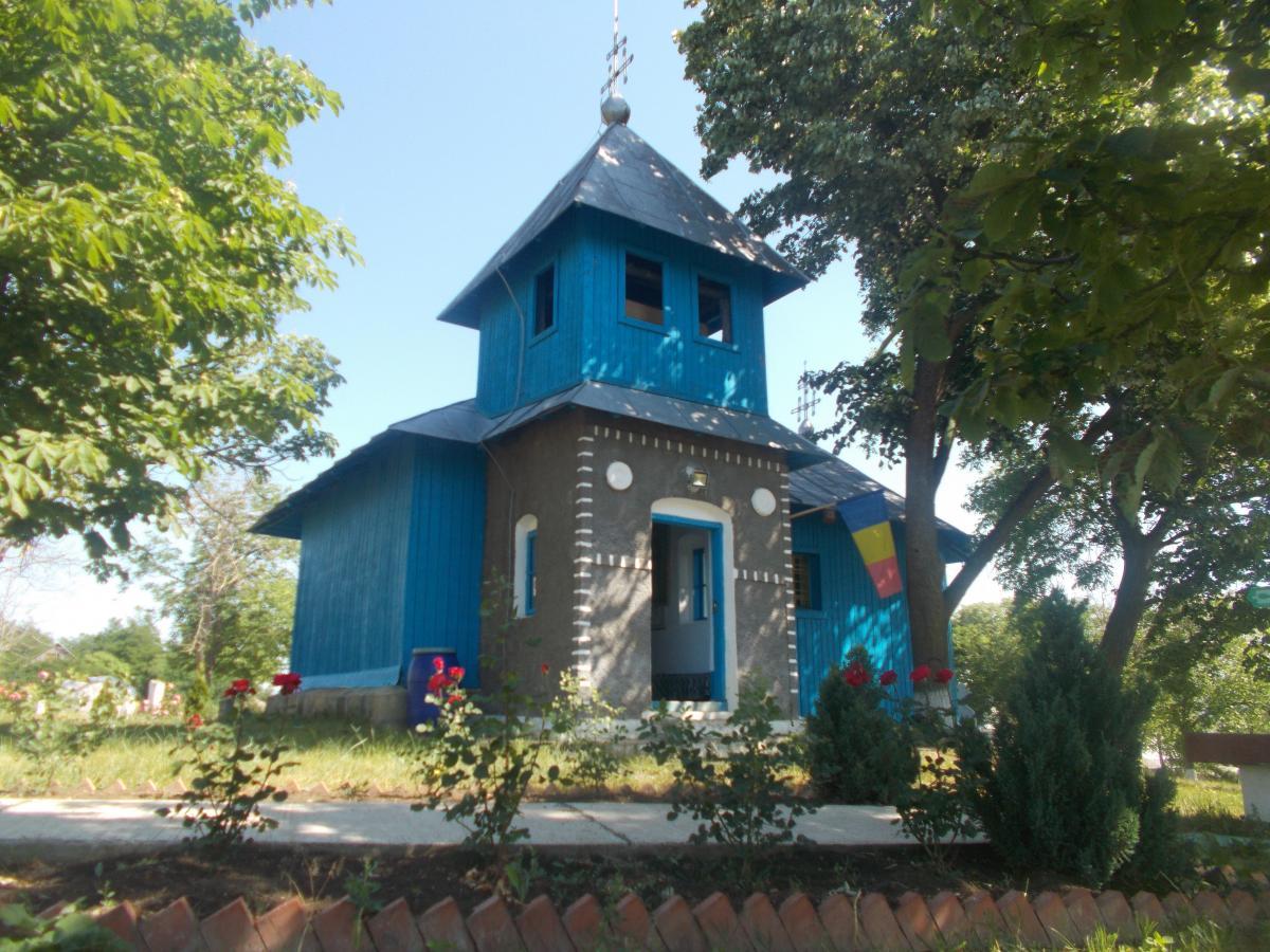Biserica veche cu hramul „Sfânta Treime” datează de la 1781