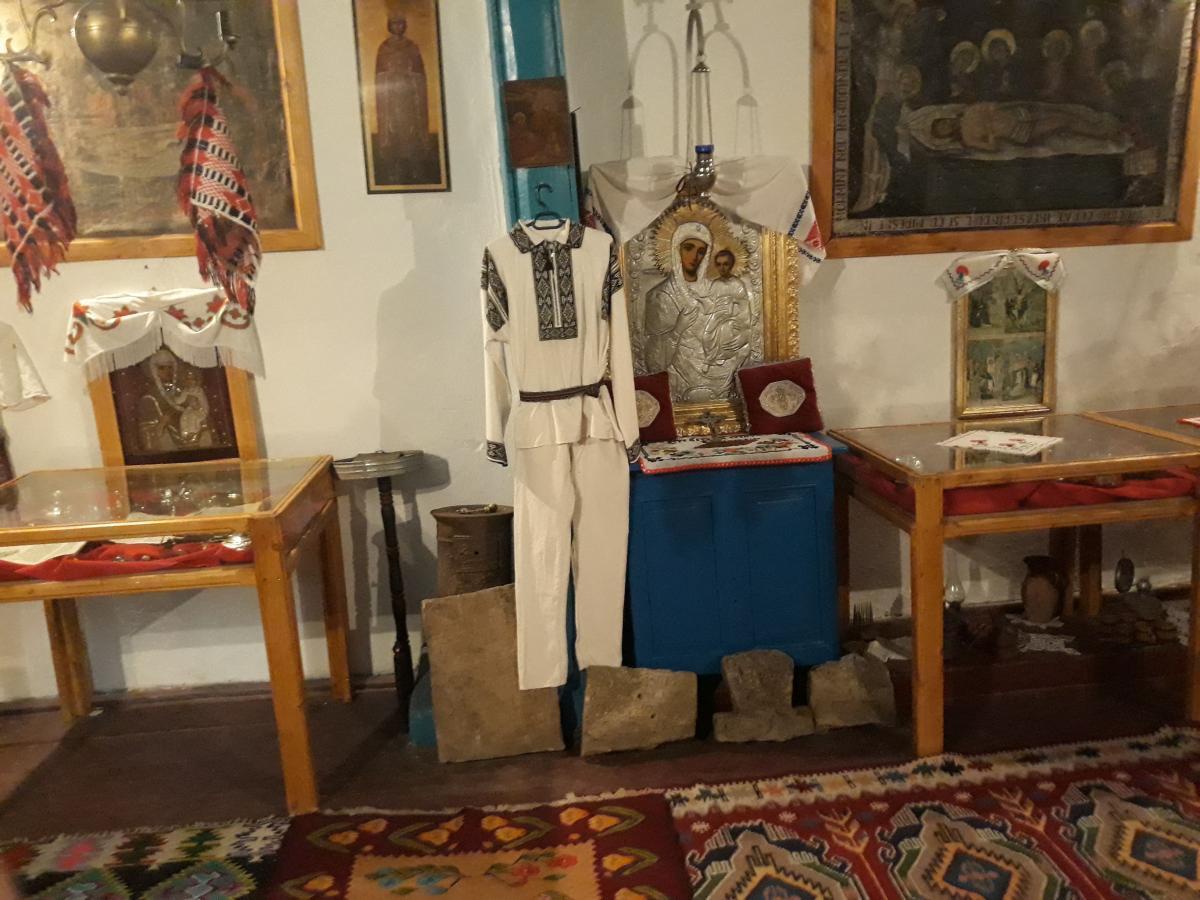 În interior s-a amenajat un mic muzeu