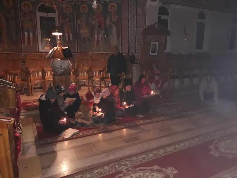 copiii cântă Paraclisul Maicii Domnului la lumina lumânării